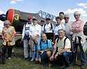 La photo de famille sur le terrain d'aviation