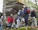 Dans les rochers, souriez, le petit oiseau va sortir