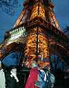 Prs du pied Ouest de la Tour Eiffel toute illumine