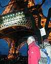 Prs du pied Ouest de la Tour Eiffel toute illumine