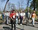 a s'largit , c'est l'macadam,                                                On marche sur l'gris ,  notr' grand dam